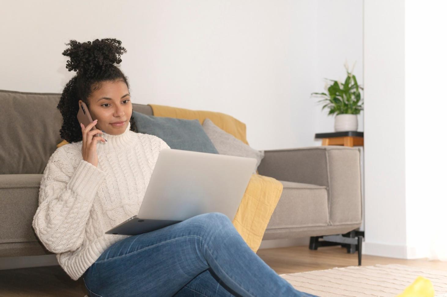 Session de formation en analyse budgétaire avec tableaux financiers et graphiques de tendances